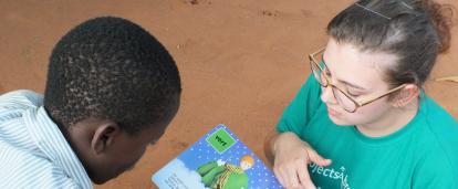 Volunteer with children in Togo Volunteer with children in Togo